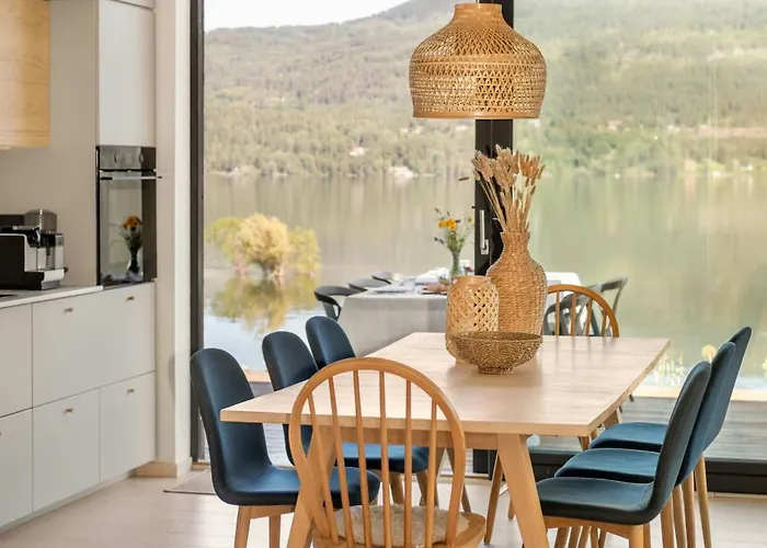 Modern With Panoramic Views 度假居